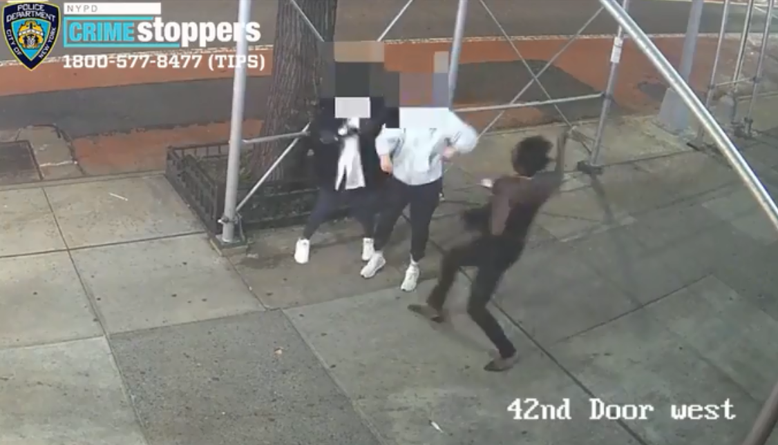 Cách đây vài ngày, một vụ tấn công người phụ nữ gốc Á bằng búa xảy ra tại khu trung tâm Manhattan ở New York (Mỹ) vào khoảng 20h45 tối 2/5. Nguồn ảnh: Cảnh sát New York.