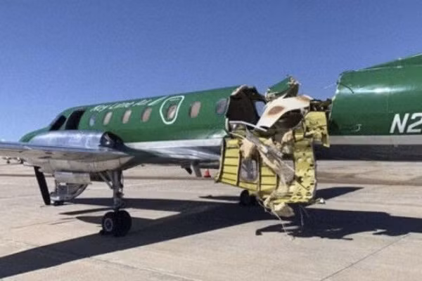May bay bi dam gan nhu dut doi giua khong trung