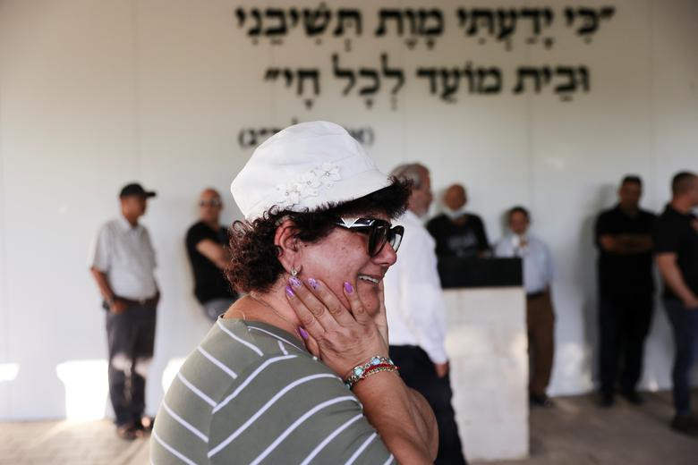 Người phụ nữ bật khóc trong lễ tang của Yigal Yehoshua, một người đàn ông Israel, tại Moshav Hadid, Israel, ngày 18/5.