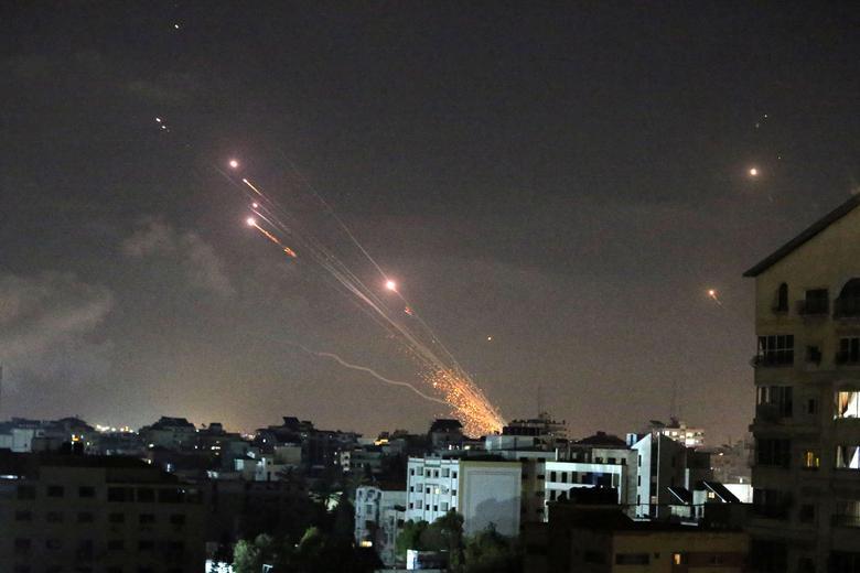 Theo phát ngôn viên quân đội Israel Jonathan Conricus, pháo binh Israel đã tấn công Dải Gaza. Đây là bước leo thang mới và nghiêm trọng nhất trong cuộc xung đột kéo dài gần 1 tuần qua giữa Israel với các nhóm vũ trang Palestine.