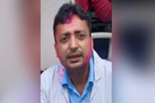 Chan dung bac si chong COVID-19 o An Do vua tu tu