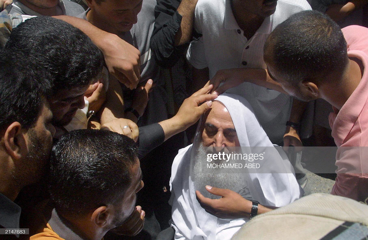 Tuy nhiên, ông Ahmed Yassin đã bị sát hại tại thành phố Gaza trong cuộc không kích của Israel vào ngày 22/3/2004. 12 người khác bị thương trong vụ tấn công này, gồm 2 người con trai của ông Ahmed. Ảnh: Getty. 