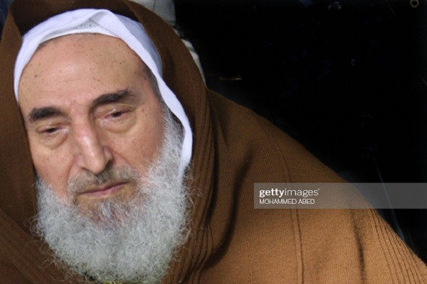 Sau đó, Ahmed Yassin buộc phải học tại nhà. Trong khoảng thời gian đó, ông đã đọc rất nhiều sách, đặc biệt là về triết học, tôn giáo, chính trị, xã hội và kinh tế...Ông được nhiều người biết đến là một trong những "diễn giả giỏi nhất ở Dải Gaza". Ảnh: Getty. 