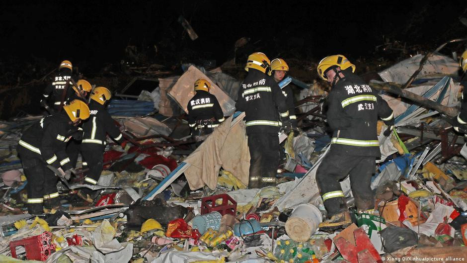 Tại cuộc họp báo ngày 14/5, giới chức trách thành phố Vũ Hán nói rằng 28 ngôi nhà bị đánh sập trong thành phố và 130 ngôi nhà khác bị hư hại, thiệt hại về kinh tế vào khoảng 5,7 triệu USD, báo Hubei Daily đưa tin. Trong khi đó, Tân Hoa xã đưa tin một công trường xây dựng chịu ảnh hưởng nặng nề, hai cần cẩu của công trường tại địa phương bị phá hủy, trong khi đường dây điện bị phá sập. Ảnh: Tân Hoa xã.