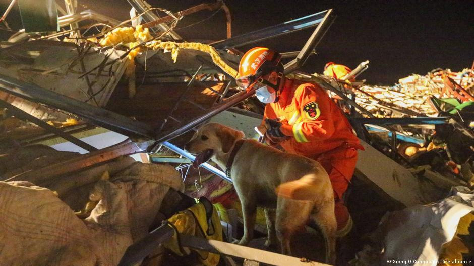 Chính quyền thành phố Vũ Hán cho biết ít nhất 8 người thiệt mạng và hơn 280 người bị thương. “Lớn lên ở Vũ Hán, tôi chưa bao giờ thấy trận lốc nào như thế này”, một cư dân viết trên mạng xã hội Weibo. “Gần đây, thời tiết ở thành phố quá cực đoan”, người này cho biết thêm. Ảnh: Tân Hoa xã.