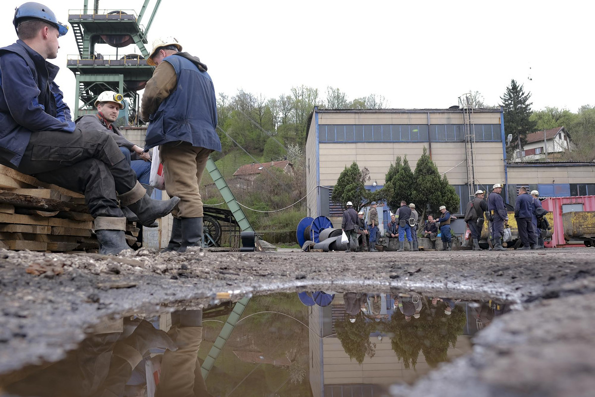 Theo AP, trong tháng lễ Ramadan, các tín đồ Hồi giáo sẽ kiêng ăn, uống và hút thuốc từ bình minh cho tới khi mặt trời lặn, và những người thợ mỏ ở Zenica cũng không ngoại lệ. (Nguồn ảnh: AP)