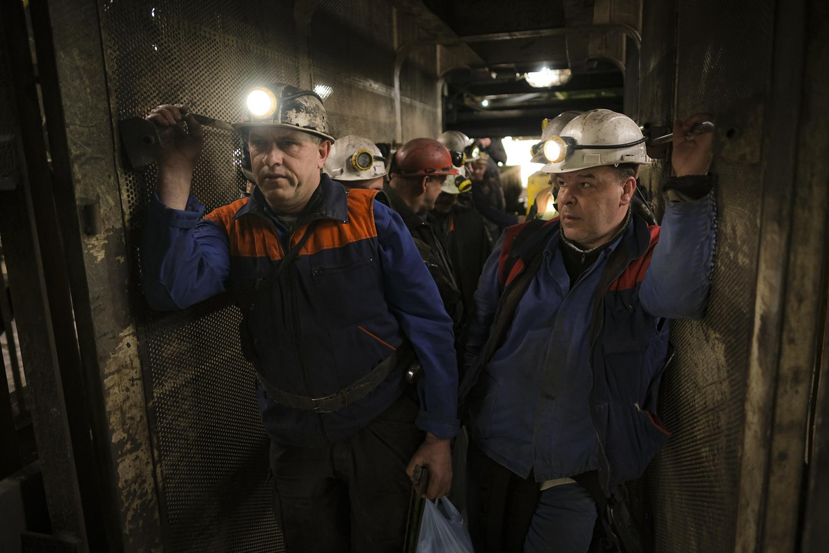 Người thợ mỏ mang theo túi đồ ăn khi đi vào trong mỏ.