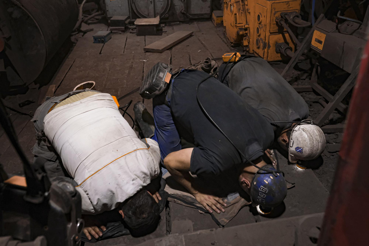 Một vài người cầu nguyện sau bữa ăn sáng. Những thợ mỏ khác chia thành các nhóm gồm 2 đến 3 người trước khi quay trở lại công việc khó khăn và nguy hiểm của họ.