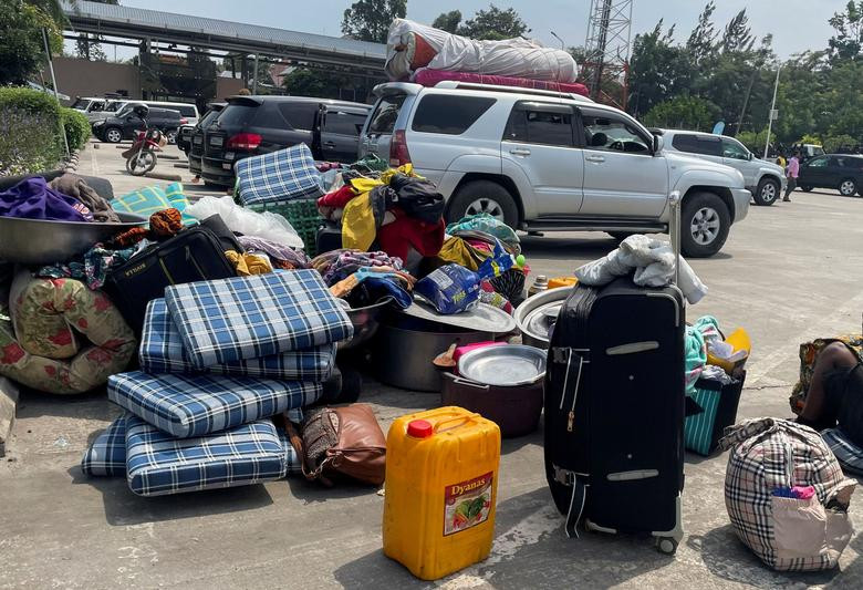 Đồ đạc của các gia đình gần Goma đi sơ tán hôm 27/5.