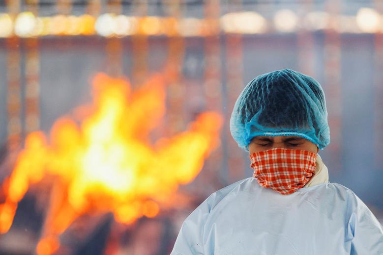 "Một trong những nguyên nhân dẫn tới tình trạng thi thể người bị thả trôi trên sông Hằng là vì... nghèo. Việc hỏa táng thi thể khá tốn kém nên nhiều gia đình không đủ khả năng chi trả", một cư dâng ở làng Gahmar (Ấn Độ) cho biết. Ảnh: Reuters.