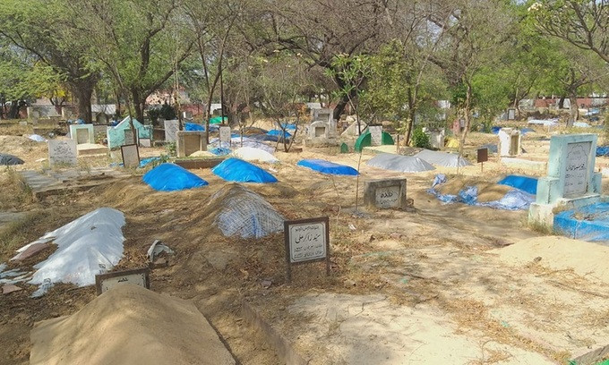 Nghĩa trang tại khuôn viên AMU đã hết chỗ trống và người ta buộc phải khai quật những ngôi mộ cũ để chôn cất thi thể nạn nhân COVID-19. Ảnh: IT.