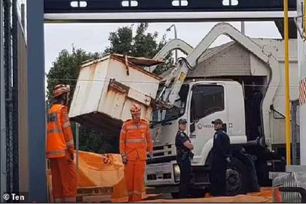 Ngu quen trong thung rac, be trai 13 tuoi thiet mang-Hinh-2