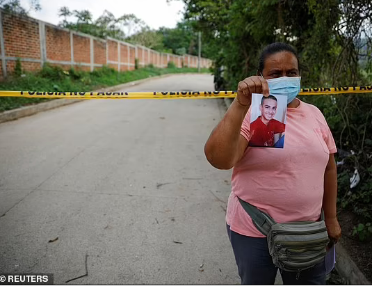 Những ngày qua, người dân El Salvador đổ xô đến ngôi nhà của Chavez để tìm tin tức của người thân mất tích. Ảnh: Reuters.