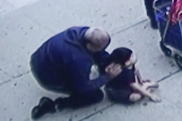 Be trai 3 tuoi roi tu tang 5, thoat chet ky dieu