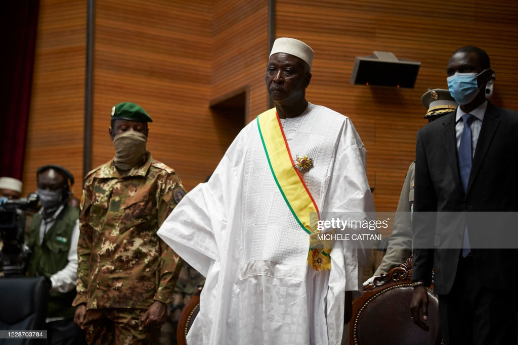 Sau khi chính thức nhậm chức, Tổng thống Ndaw tuyên bố ông sẽ đấu tranh chống tham nhũng, gian lận bầu cử, và tôn trọng các thỏa thuận quốc tế đã được thực hiện trước đó. Ảnh: Getty.