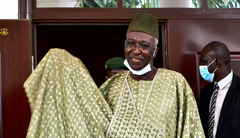 Tổng thống Mali Bah Ndaw sinh ngày 23/8/1950 tại San, Mali. Ông gia nhập Lực lượng Vũ trang Mali với tư cách là tình nguyện viên vào năm 1973 và tốt nghiệp trường quân sự ở Koulikoro cũng trong năm đó. Ảnh: Reuters.