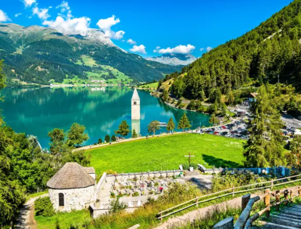 Hồ Resia nhanh chóng trở thành một điểm thu hút khách du lịch khi có tháp nhà thờ bỏ hoang tại làng Curon nhô lên giữa lòng hồ.