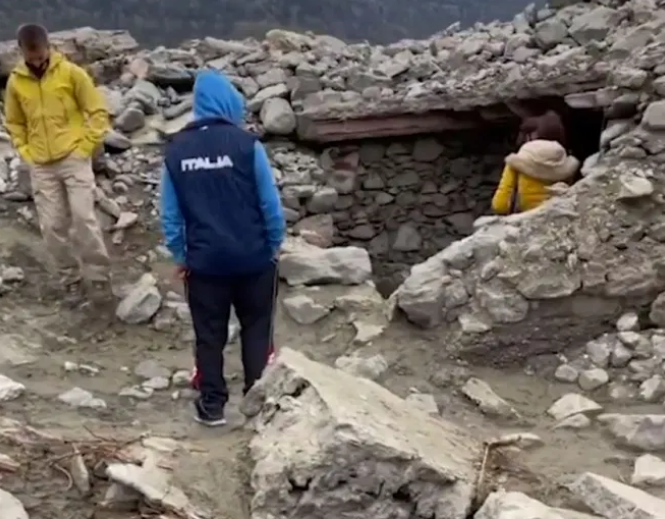 ...bất ngờ lộ thiên.