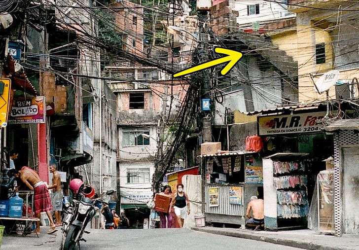 Dây điện chằng chịt khắp nơi và cầu thang không tay vịn tại một khu nhà ở Brazil.