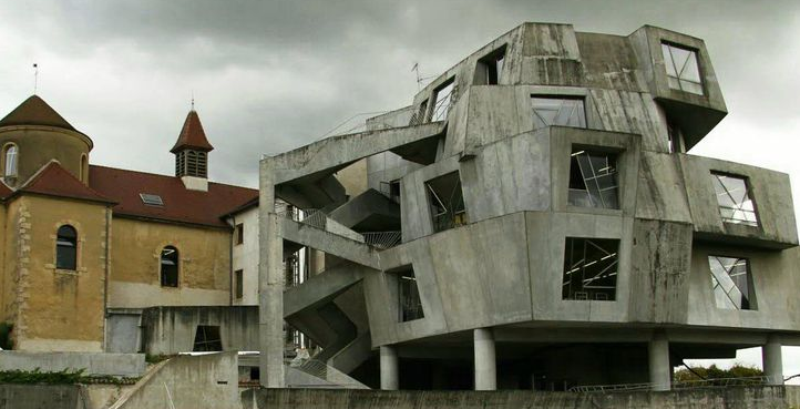 Ngôi nhà này chắc hẳn sẽ là một nơi lý tưởng để quay bộ phim kinh dị khoa học viễn tưởng.