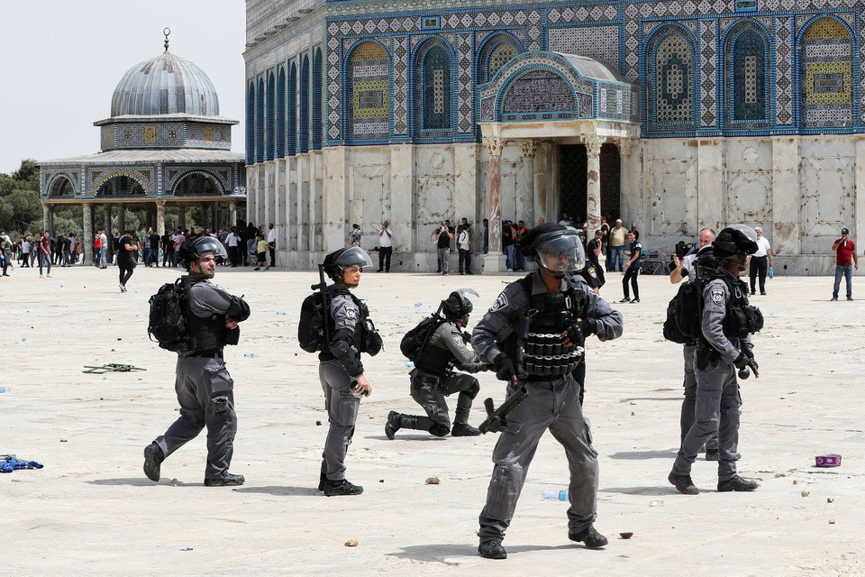 Ở phía ngược lại, cảnh sát Israel cho biết họ bị một nhóm thanh niên Palestine ném đá và bom xăng về phía mình và phải đáp trả. Ảnh: Reuters.