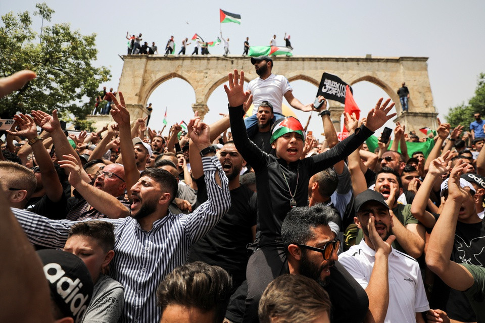 Vụ việc trên nổ ra chỉ sau nửa ngày kể từ lúc lệnh ngừng bắn ở Gaza có hiệu lực. 11 ngày giao tranh giữa Hamas, lực lượng kiểm soát Gaza, với Israel đã khiến ít nhất 230 người Palestine và 12 người Israel thiệt mạng. Chiều 21/5, hàng nghìn người Palestine đã đến giáo đường Al Asqa để cầu nguyện, cũng như nhằm ăn mừng lệnh ngừng bắn và thể hiện sự đoàn kết với cư dân Palestine ở Gaza và khu Sheikh Jarrah. Ảnh: Reuters.