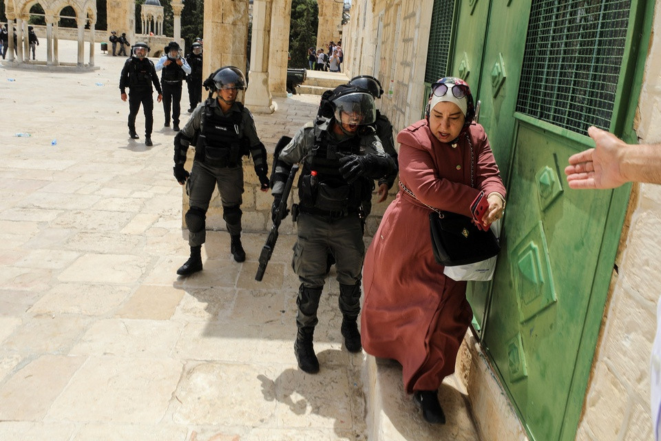 Phóng viên Hoda Abdel Hamid của Al Jazeera bình luận rằng vụ việc trên là hoàn toàn bất ngờ và cho thấy lệnh ngừng bắn mỏng manh như thế nào. "Hamas nói họ đã được đảm bảo căng thẳng không leo thang ở khu vực giáo đường Al Asqa và Sheikh Jarrah, song điều đó vẫn chưa được hiện thực hóa", ông Hamid nói. Ảnh: Reuters.