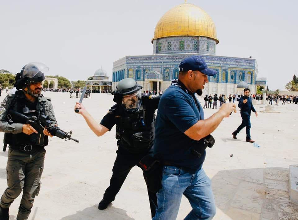 Một số phóng viên tại đây đã bị cảnh sát Israel quất bằng baton. Sĩ quan Israel còn chỉ súng vào phía phóng viên và gọi họ là "kẻ nói dối" khi các phóng viên đưa ra thẻ báo chí. Trong ảnh là phóng viên Ahmad Gharabli của AFP. Ảnh: Twitter.