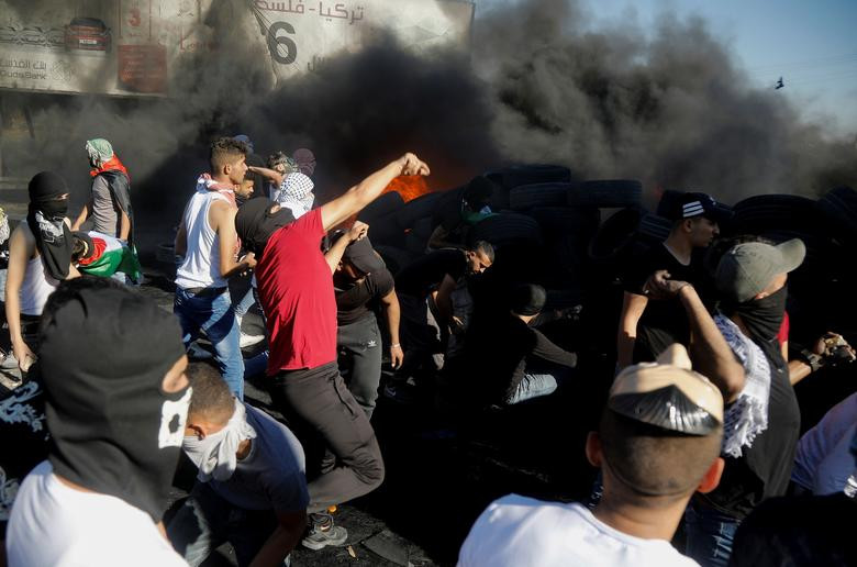 Vào sáng 18/5, hàng trăm người Palestine đã tập trung tại quảng trường Manara ở Ramallah vẫy cờ và hát vang trước khi diễu hành về phía chốt quân sự Beit El ở Al Bireh.