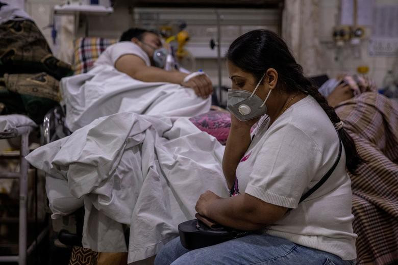 Dữ liệu do Bộ Y tế Ấn Độ công bố ngày 7/5 cho thấy, có thêm 3.915 ca COVID-19 tử vong trong vòng 24 giờ, so với con số kỷ lục 3.980 của ngày 6/5. Dữ liệu mới còn cho thấy có thêm 414.188 ca mắc COVID-19 mới trong vòng 24 giờ. Ảnh: Reuters.