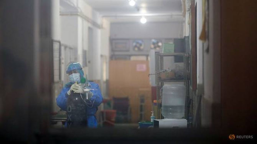 Tình trạng thiếu oxy, giường bệnh và nhân viên chăm sóc y tế,... không chỉ đang diễn ra tại đất nước Ấn Độ, mà cả Nepal. Ảnh: Reuters.