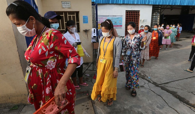 Đến tối 3/5, chính phủ Campuchia đã công bố quyết định dỡ lệnh phong tỏa đối với Phnom Penh và thành phố tiếp giáp thủ đô là Ta Khmao (thuộc tỉnh Kandal), có hiệu lực từ ngày 6/5. Tuy nhiên, chính quyền thủ đô Phnom Penh và tỉnh Kandal khẳng định sẽ vẫn áp dụng các biện pháp phong tỏa đối với một số khu vực thuộc hai địa bàn trên. Ảnh: Công nhân tại một xưởng may ở Phnom Penh trở lại làm việc. Ảnh: Khmer Times.