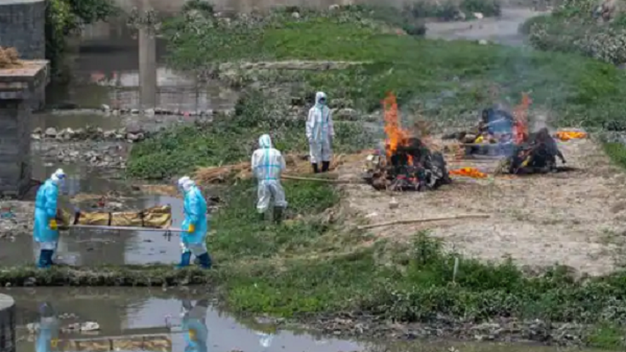 Giới chức thủ đô Kathmandu, Nepal, đã buộc phải thực hiện những ca hỏa táng thi thể nạn nhân COVID-19 ở ngoài trời do các trung tâm hỏa táng và lò thiêu bị quá tải. Sự lây lan nhanh chóng của dịch COVID-19 tại Nepal làm dấy lên lo ngại rằng Nepal đang đứng trước bờ vực của một cuộc khủng hoảng tồi tệ không kém Ấn Độ. Ảnh: AP.