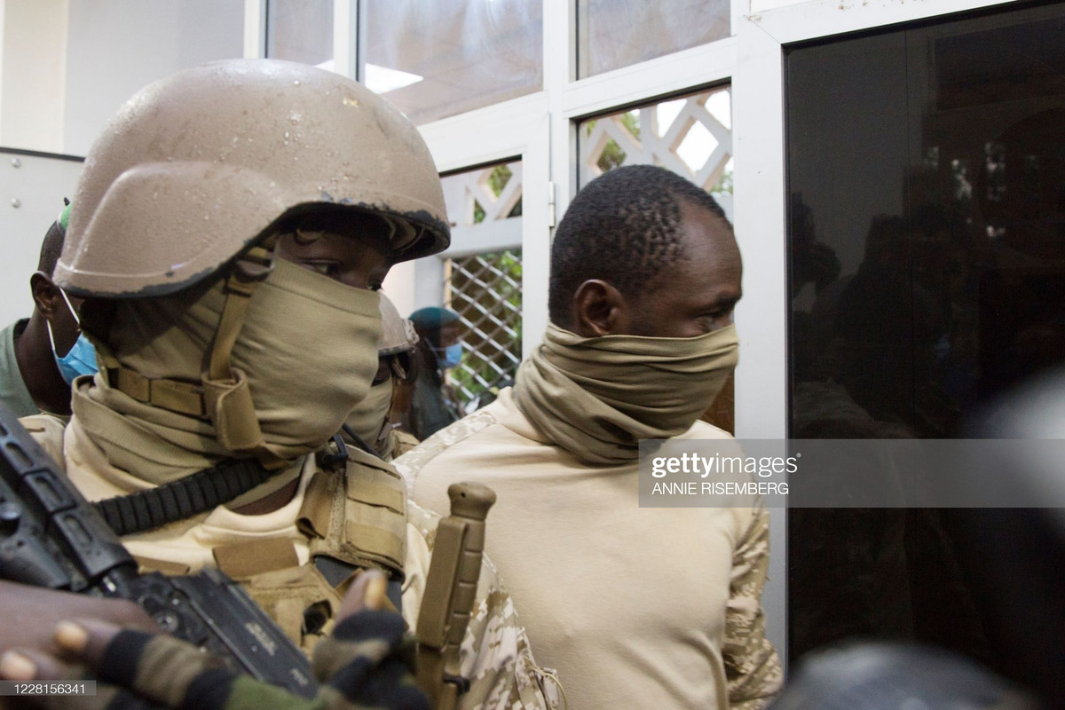 Ngày 19/8, Đại tá quân đội Mali Assimi Goita tự tuyên bố là thủ lĩnh cuộc binh biến lật đổ Tổng thống Ibrahim Boubacar Keita, và là Chủ tịch Ủy ban cứu quốc của nhân dân (CSNP). Ảnh: Getty.