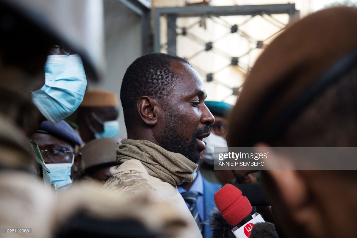 "Tổng thống Mali Bah Ndaw và Thủ tướng Moctar Ouane đều bị phế truất vì tìm cách 'phá hoại' quá trình chuyển tiếp quyền lực. Quá trình chuyển giao quyền lực sẽ diễn ra như bình thường và cuộc bầu cử dự kiến được tổ chức vào năm 2022", Đại tá Goita đọc tuyên bố trên truyền hình nhà nước. Ảnh: Getty.