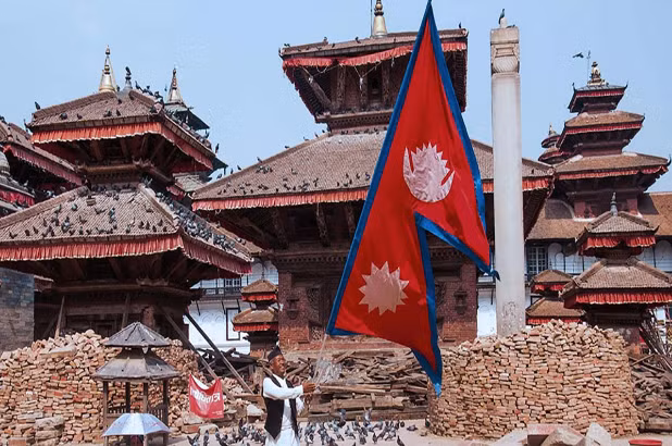 Theo Imnepal, cờ Nepal có ba màu sắc, trong đó màu đỏ ở nền tượng trưng cho lòng can đảm, dũng cảm; màu xanh đậm ở viền tượng trưng cho hòa bình, hợp tác và tình bạn; màu trắng tượng trưng cho sự thuần khiết. Ảnh: LHN.