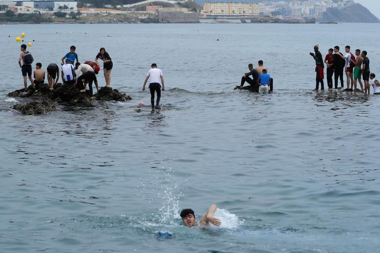 Tối 17/5, Bộ Nội vụ Tây Ban Nha thông báo điều động 200 binh sĩ và cảnh sát quốc gia tới Ceuta. Giới chức Tây Ban Nha và Ma-rốc cũng đã đạt được một thỏa thuận liên quan việc hồi hương các công dân Ma-rốc di cư tới vùng lãnh thổ này.