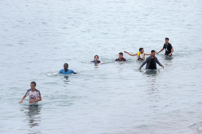 Những người di cư trái phép đã tới Ceuta bằng cách sử dụng phao tự chế, xuồng cao su, bơi hoặc lội nước khi thủy triều xuống.