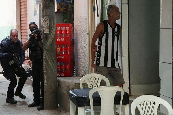 Toan canh dau sung kinh hoang giua canh sat Brazil va toi pham ma tuy-Hinh-2