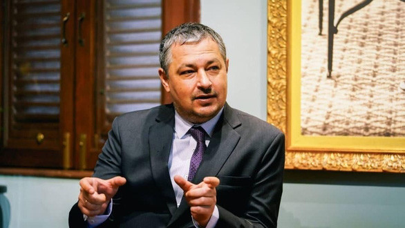 Bangkok Post đưa tin, Đại sứ Ukraine tại Thái Lan Andrii Beshta cùng con trai Ostap, 17 tuổi, tới đảo Koh Lipe vào ngày 28/5 để du lịch. Hai cha con ông ở chung phòng tại khách sạn Satun trong khu nghỉ dưỡng Bu-nga. Vào khoảng 4h30 sáng 30/5, ông Beshta bắt đầu nôn mửa trước khi mất ý thức và tử vong. Ảnh: The Star.