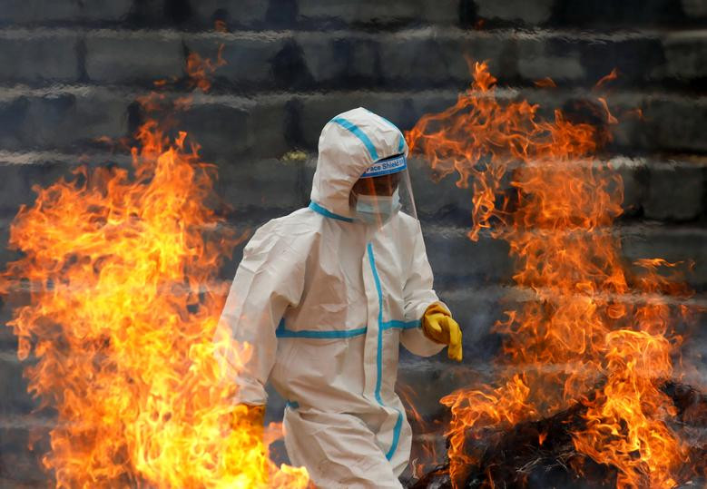 Cảnh tượng ám ảnh tại nơi hỏa táng bệnh nhân COVID-19 ở Nepal - Hình 9 Canh tuong am anh tai noi hoa tang benh nhan COVID-19 o Nepal-Hinh-9