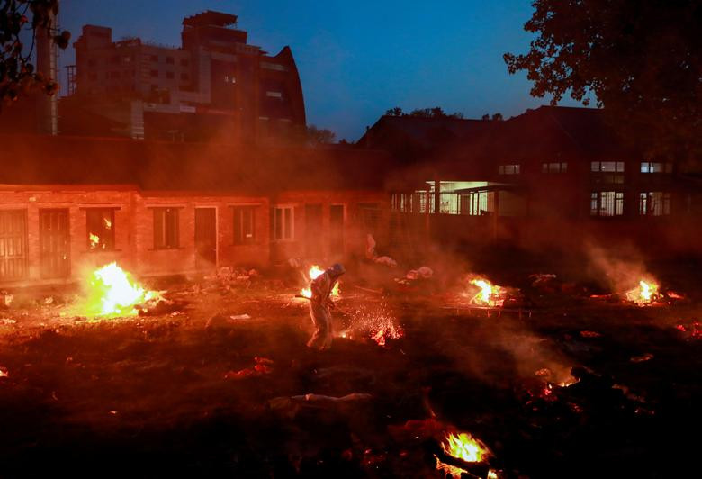 Cảnh tượng ám ảnh tại nơi hỏa táng bệnh nhân COVID-19 ở Nepal - Hình 5 Canh tuong am anh tai noi hoa tang benh nhan COVID-19 o Nepal-Hinh-5