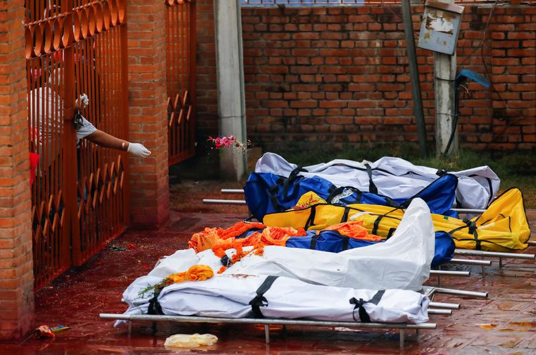 Cảnh tượng ám ảnh tại nơi hỏa táng bệnh nhân COVID-19 ở Nepal - Hình 3 Canh tuong am anh tai noi hoa tang benh nhan COVID-19 o Nepal-Hinh-3