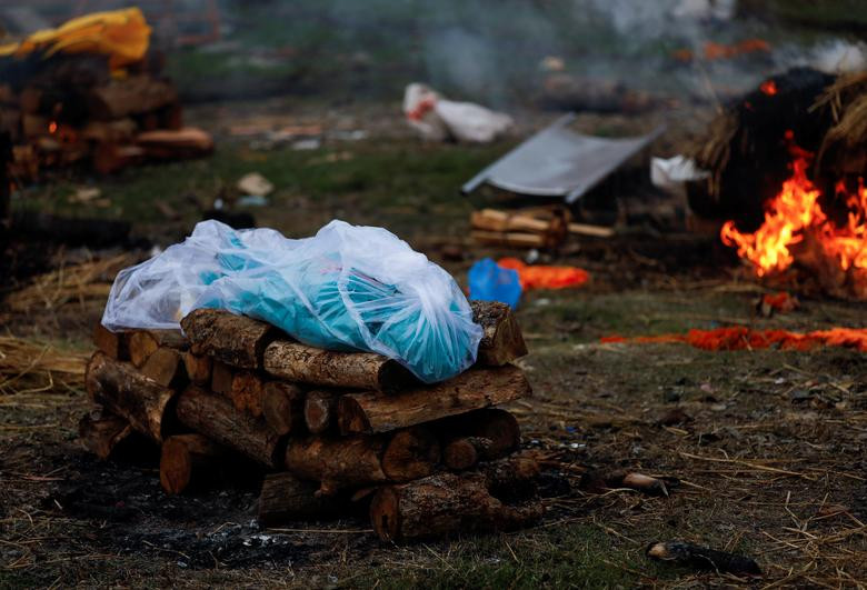 Cảnh tượng ám ảnh tại nơi hỏa táng bệnh nhân COVID-19 ở Nepal Canh tuong am anh tai noi hoa tang benh nhan COVID-19 o Nepal