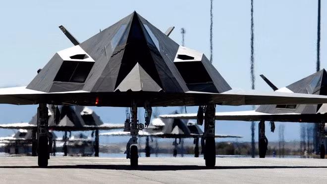 Ký hiệu “F” của F-117 được giải thích rằng những phi công lái chiếc máy bay chiến đấu có chóp hình chữ V này cảm thấy việc điều khiển nó tương đồng với loại máy bay “F” hơn là loại “B” và “A”.