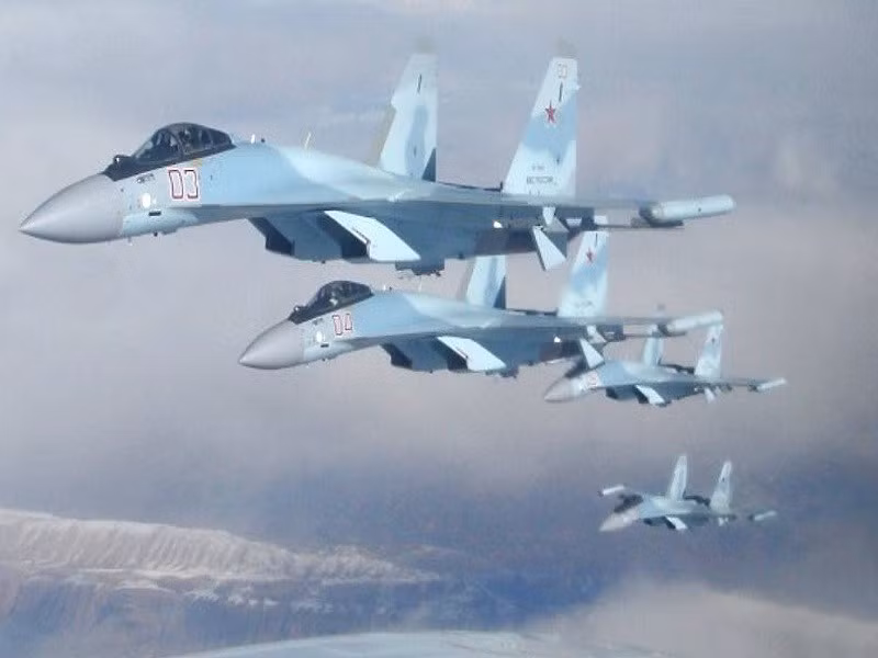 Truyền thông Nga cho biết, vào hôm 7/12, biên đội 2 chiếc tiêm kích đa năng Su-35 đã khẩn trương cất cánh từ căn cứ không quân Hmeimim để đánh chặn chiến đấu cơ Israel.