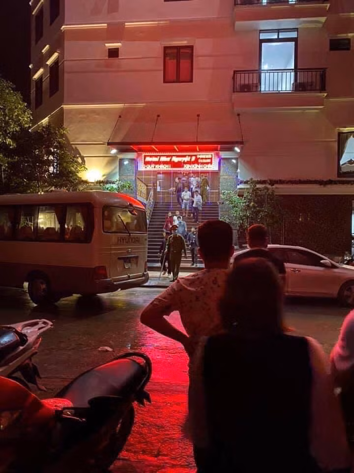 “Lực lượng chức năng đang lập hồ sơ đưa người Huấn "hoa hồng" vào trung tâm cai nghiện”, đại diện Công an TP Lào Cai thông tin.