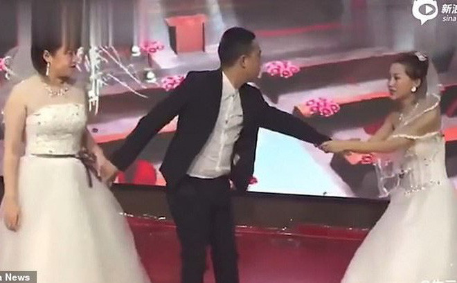 Dang to chuc dam cuoi thi tinh cu chu re xuat hien cung con rieng