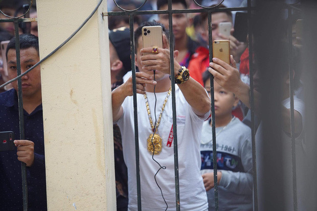 Tất cả các giang hồ sống ảo khi lên mạng đều lớn tiếng nói về đạo nghĩa, về tình anh em. Thế nhưng trong phiên xét xử Khá BảnH người ta chỉ thấy họ livestream ngay trước cửa tòa, hớn hở khoe nhau: “Anh ơi em được 50 nghìn mắt xem (số người xem cùng lúc) rồi”, “Anh ơi, em được 5k like rồi”.