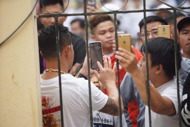 Giang hồ mạng mồm miệng thì xoen xoét đạo lý nhưng tay vẫn đếm xấp tiền “bốc họ” (cho vay nặng lãi).